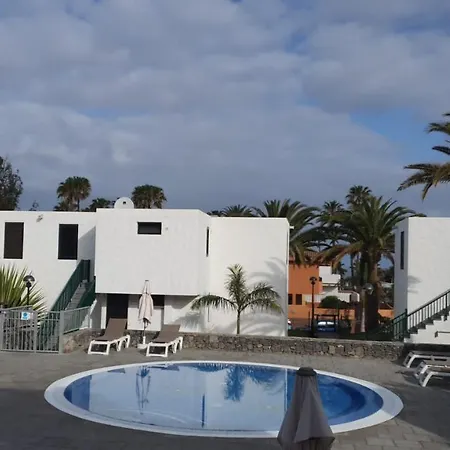 Con Jardin Y Piscina 아파트 *