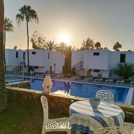 Con Jardín Y Piscina Apartamento